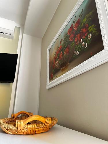 a painting of flowers on a wall with a basket at Casa vacanze da Piera di Carta Giuseppina in Sassari