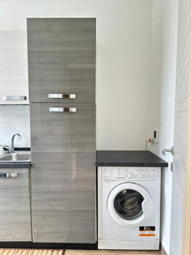 a kitchen with a washing machine and a sink at Casa vacanze da Piera di Carta Giuseppina in Sassari