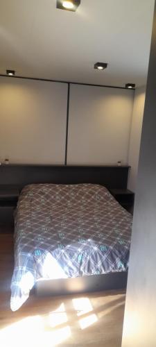 ゴドイ・クルスにあるAires Andinosの部屋にベッドがある寝室