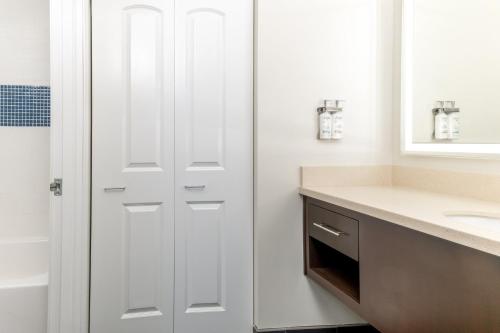 Ein Badezimmer in der Unterkunft Staybridge Suites Denver - Central Park by IHG