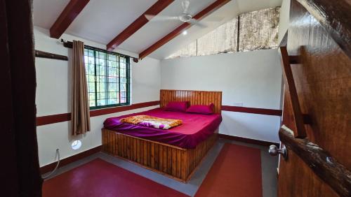 Nature's Spark Resort في Sivasamudram: غرفة نوم مع سرير مع ملاءات أرجوانية ونافذة