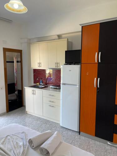 Kuchyň nebo kuchyňský kout v ubytování White Villa Ksamil