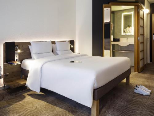 Postel nebo postele na pokoji v ubytování Novotel Lausanne Bussigny