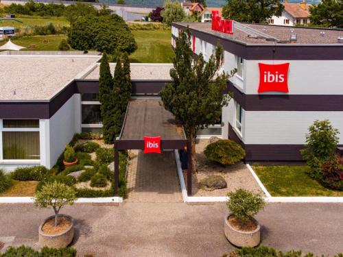 an overhead view of a building with a job sign on it at ibis 3 Lacs Neuchâtel in Thielle-Wavre