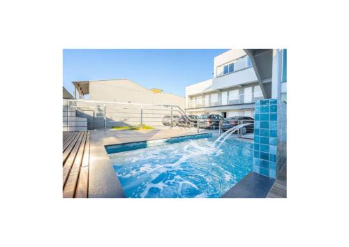 una piscina frente a un edificio en Studio aconchegante com piscina a 350m da praia, en Piçarras