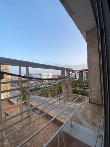 ケニトラにあるCity & Garden View Apartmentの建設中の建物の窓からの眺め