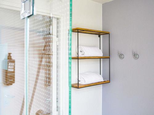 - une salle de bains avec 2 serviettes sur une étagère à côté d'une fenêtre dans l'établissement ibis Annecy Centre Vieille Ville, à Annecy