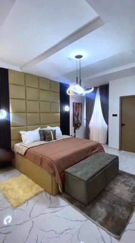 een grote slaapkamer met een groot bed in een kamer bij 3 bedroom apartment, Ikate in Lekki