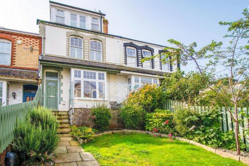 a house with a garden in front of it at Overland Road – 4 Bedroom House – Mumbles in The Mumbles