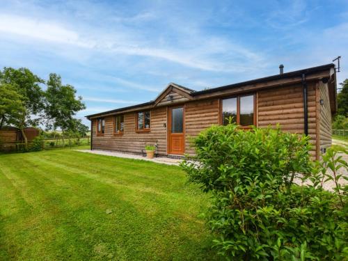 Chellastonにある2 bed property in Stanton-By-Bridge 78582の庭付きのログキャビン