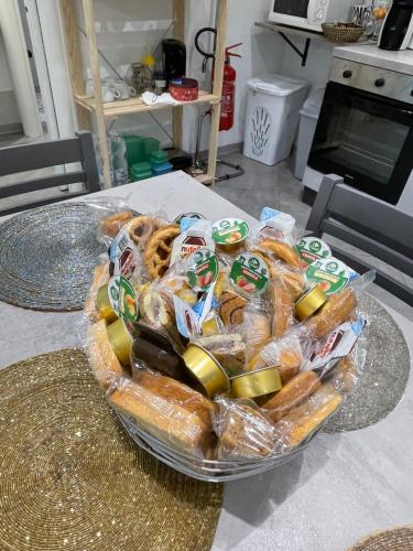 una ciotola di pane e altro cibo su un tavolo di Rosselli Home a Torino