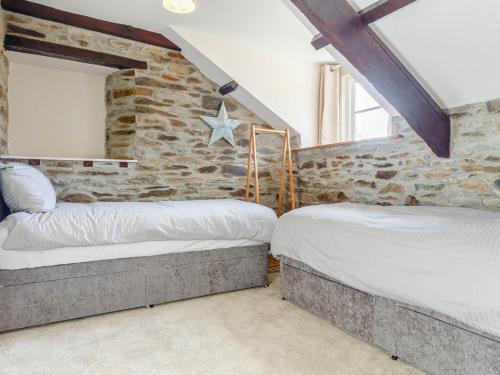 Ένα ή περισσότερα κρεβάτια σε δωμάτιο στο 5 Bed in Crackington Haven 80628