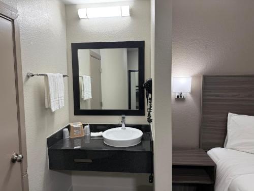 Bilik mandi di Red Roof Inn Austin - Round Rock
