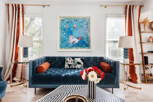 Un sofá azul en una sala de estar con una mesa. en Brooklyn Bungalow, en Atlanta