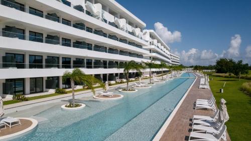 un gran edificio con piscina y tumbonas en Caribbean Heaven at Hard Rock Hotel, en Punta Cana