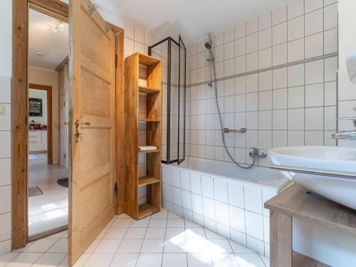 un baño con bañera y lavabo en Ferienhaus in Tönning, en Tönning