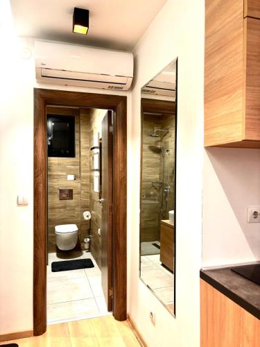 Ένα μπάνιο στο Back suites