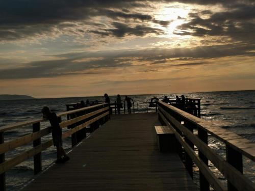 people walking on a pier over the ocean at Nice apartment near the beach-By Traum in Mellbystrand