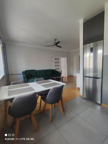 a living room with a table and a green couch at Warsaw Shire in Warsaw