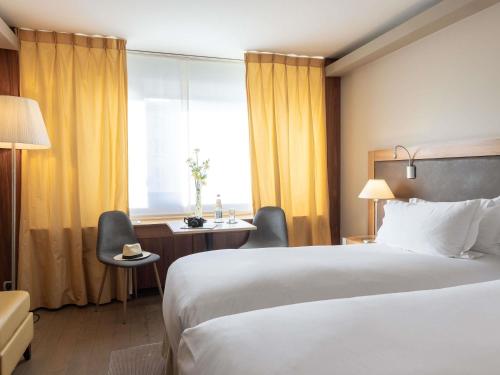 Postel nebo postele na pokoji v ubytování Sofitel Lyon Bellecour