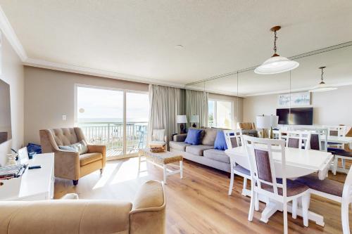una sala de estar con un sofá y una mesa en Pelican Isle 209, en Fort Walton Beach
