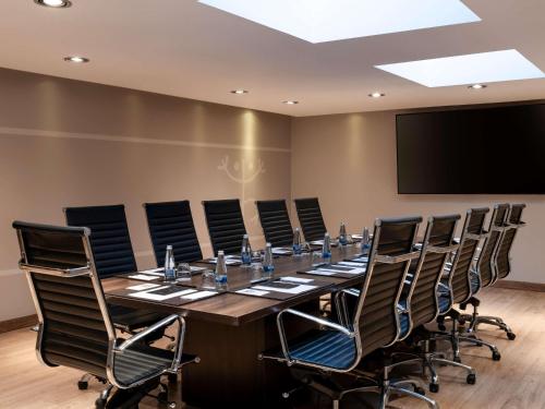 a conference room with a long table and chairs at Sofitel Bogota Victoria Regia in Bogotá