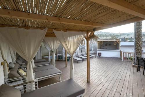 Royal Suites Tiberiasにあるバルコニーまたはテラス