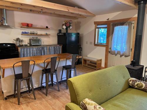 una cucina e un soggiorno con tavolo e sedie di Still Point in the Woods ad Ashland