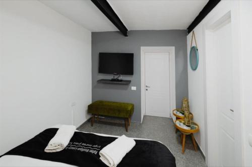 Royal Suites Tiberiasにあるテレビまたはエンターテインメントセンター
