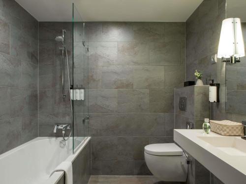 Salle de bains dans l'établissement Sofitel Strasbourg Grande Ile