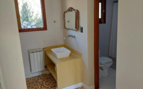 Bilik mandi di FINCA LA CARLA Posada de Altura