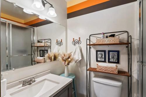 ein Badezimmer mit Waschbecken und Spiegel in der Unterkunft Retro Retreat, BBQ, Patio with Outdoor Seating! in Lake Arrowhead