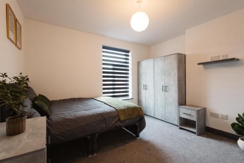 Katil atau katil-katil dalam bilik di 2 Bed 2 Bath Home, Garden, Parking, Sleeps 6, Fast Wifi, Smart TV