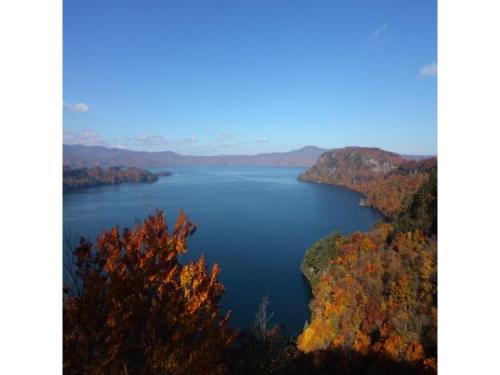 a view of a lake in the fall at Hotel Tetora Hachinohe - Vacation STAY 12756v in Hitoichi