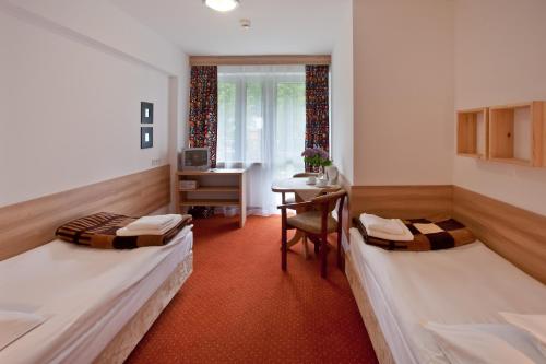 Postel nebo postele na pokoji v ubytování Ośrodek Sanatoryjno-Wczasowy Hajduczek