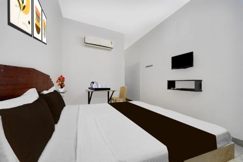 Postel nebo postele na pokoji v ubytování Hotel O MPS Lodge