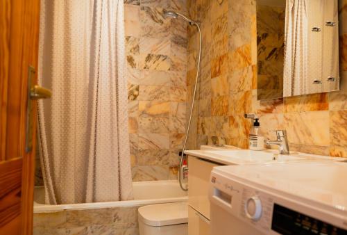 Ένα μπάνιο στο Las Americas Camison With Pool and Patio 10 By Tenerife365