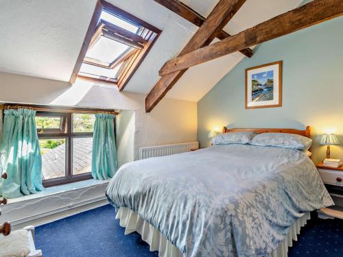 Un dormitorio con una cama grande y una ventana. en 3 Bed in Bude STAFA, en Poughill