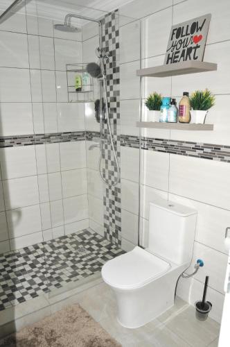 Bilik mandi di Gardenview Luxe Retreat
