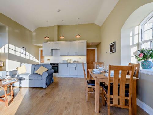 Kuchyň nebo kuchyňský kout v ubytování 2 Bed in Jedburgh 86021