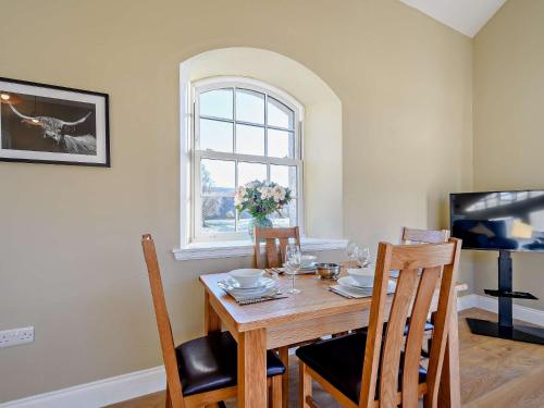 TV a/nebo společenská místnost v ubytování 2 Bed in Jedburgh 86021