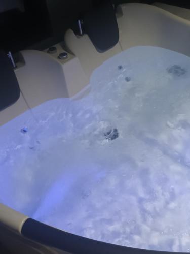 a bath tub filled with snow on top of a floor at Paradise Experience Costa Rica in Pueblo Nuevo