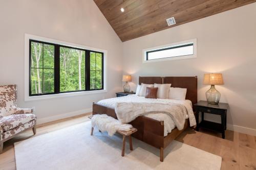 Un dormitorio con una cama grande y una ventana. en Luxurious Mountain Retreat Hot Tub Pool Table, en Lincoln