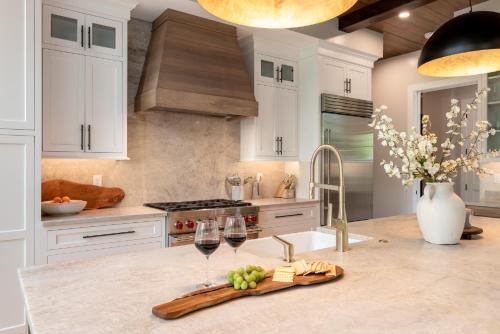 una cocina con 2 copas de vino en una barra en Luxurious Mountain Retreat Hot Tub Pool Table, en Lincoln