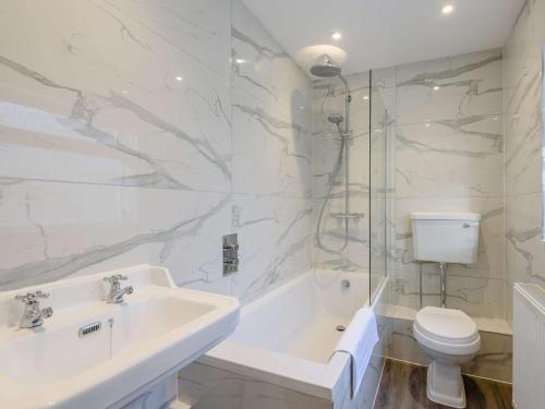 a bathroom with a tub and a sink and a toilet at 2 Bed in Skipton 83775 in Barnoldswick