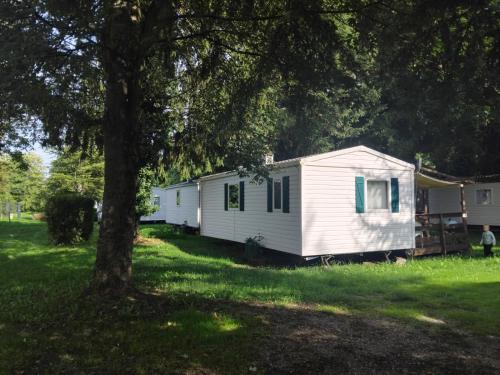 Boofzheimにあるchez regis et jenniferの木のある庭にある白いキャラバン