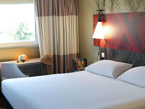 Кровать или кровати в номере ibis Caen Porte d’Angleterre