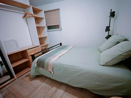 Postel nebo postele na pokoji v ubytování Montpeyroux