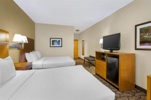 Телевизор и/или развлекательный центр в Best Western Plus Richmond Hill Inn
