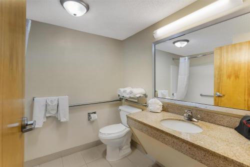 Ванная комната в Best Western Plus Richmond Hill Inn